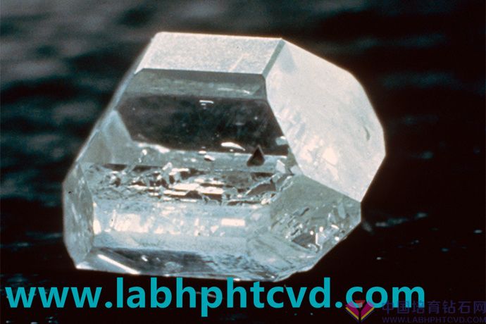 6HPHT 金刚石晶体的形状与典型的天然金刚石晶体明显不同。HPHT 生长的钻石有一个平底，结合了立方体和八面体面，而天然钻石晶体往往是八面体。_副本