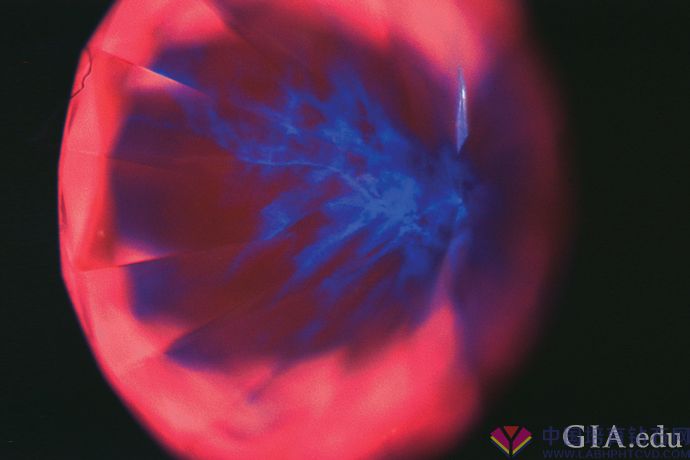 9使用化学汽相沉积方法制成的合成钻石暴露于高强度的超短波长下时，可能会呈现出强烈的粉红橙色荧光（以及其他颜色），有些区域略带深蓝或紫罗兰色。