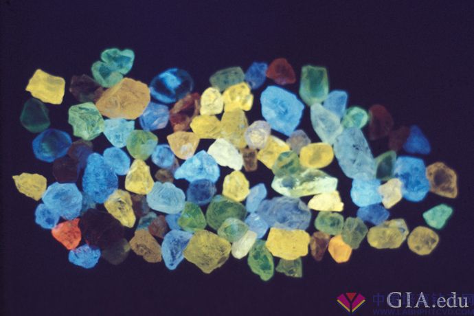 6这些钻石原石暴露在紫外线下时呈现出多种颜色。