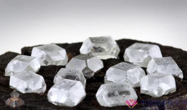 rough-lab-grown-diamonds-courtesy-ndt-600x353