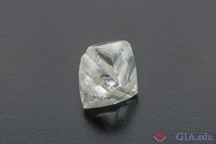 天然钻石原石通常是八面体形状。