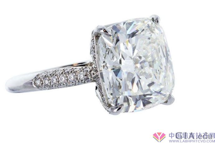 7垫型切工的钻石起源于18世纪，纵使时光流逝，它的美也没有消减半分。 这枚订婚戒指上镶嵌着一颗7