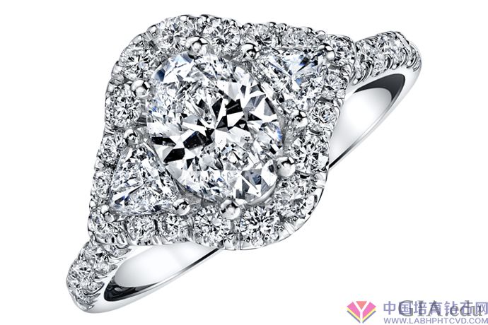 米粒钻的光晕让这枚订婚戒指更加闪耀迷人。
