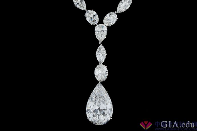 如果喜欢大钻石，您一定会爱上这条项链。 这颗巨大的梨形钻石重达25