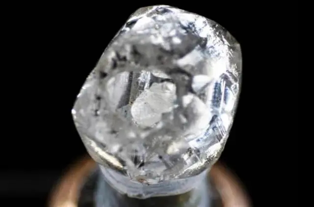 印度出土一颗“钻中钻”，大钻石里包裹着小钻石，并且小钻石还能动